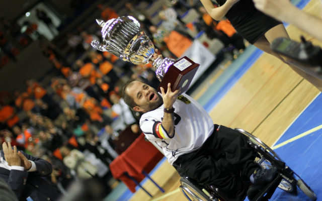 Deutschland wurde Weltmeister und die Torpedos waren daran maßgeblich beteiligt. Gleich fünf Spieler der Blauschwarzen und Trainer Deniz Genc sorgten für die größte Sensation im Powerchair Hockey bis zu diesem Zeitpunkt, 2010